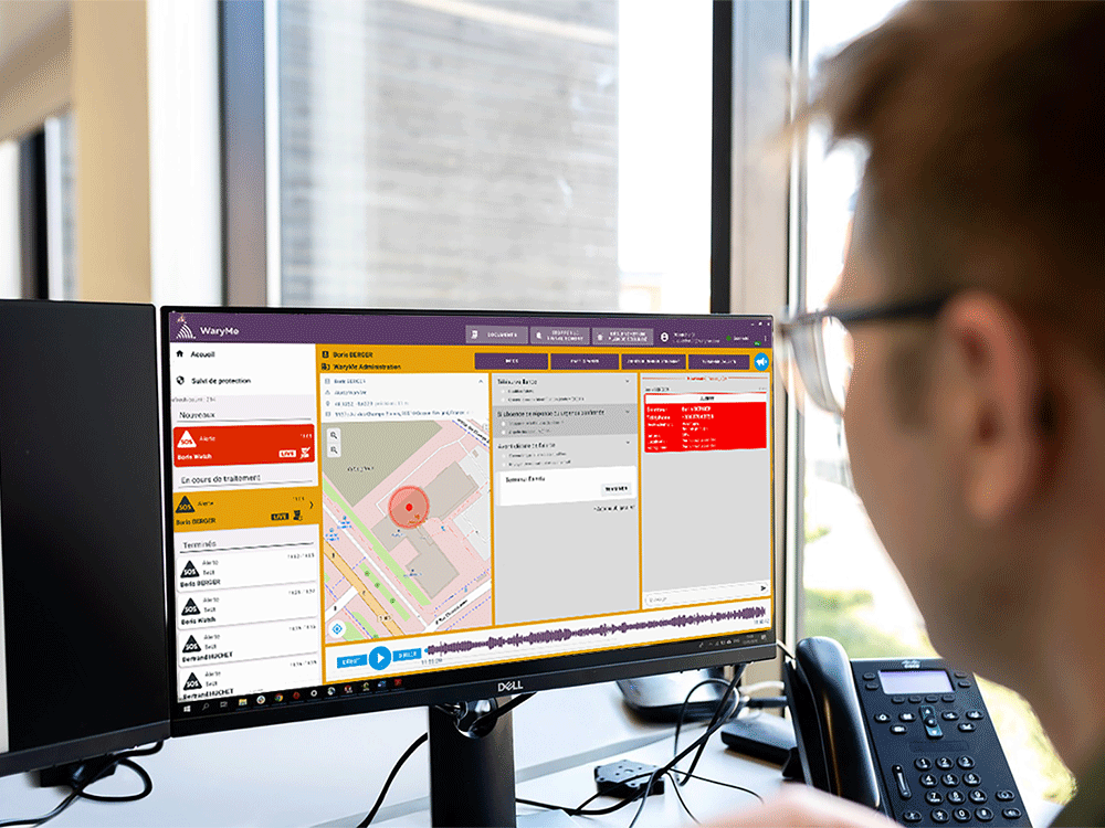 Agent du PC sécurité d'une entreprise recevant les alertes WaryMe sur son écran d'ordinateur