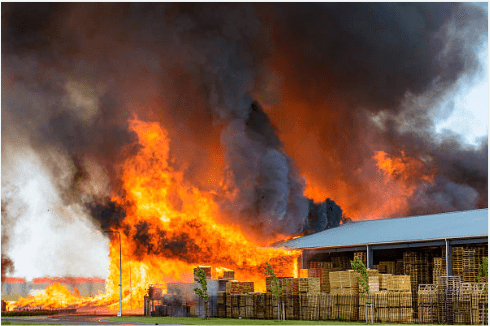 Incendie dans une usine nécessitant le déclenchement d'un plan d'urgence