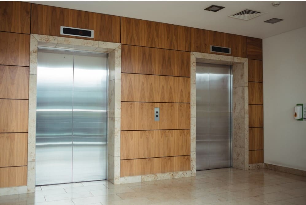 Ascenseurs dans un immeuble