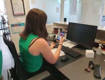 Une chargée de clientèle chez Vendée Logement utilise l'application mobile de protection des travailleurs isolés WaryMe